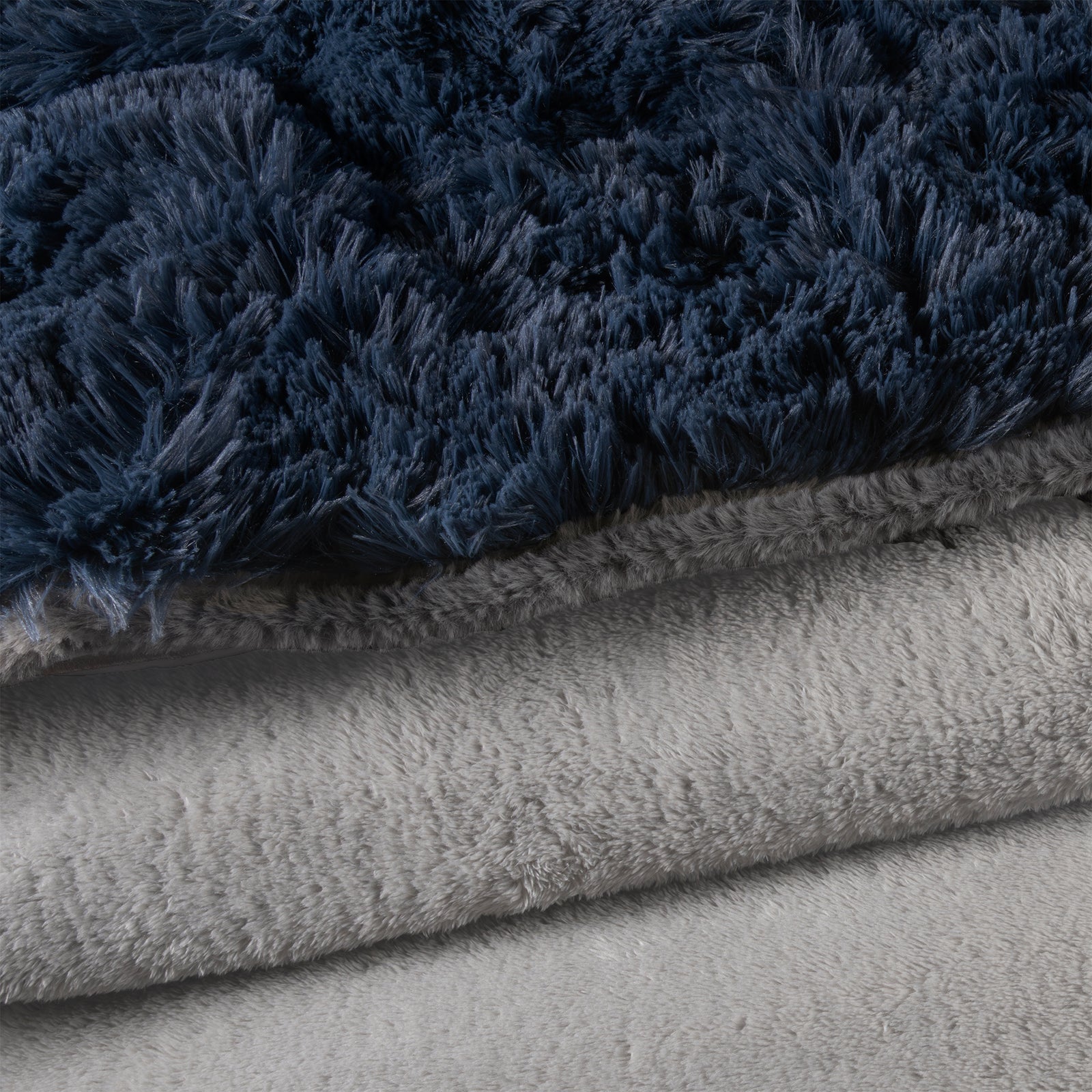 Cobertor invernal de textura ultra suave tipo peluche, ideal para brindar máxima calidez y confort. Su diseño moderno aporta un toque elegante y acogedor. KS XL