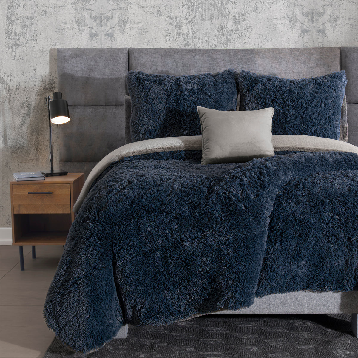 Cobertor invernal de textura ultra suave tipo peluche, ideal para brindar máxima calidez y confort. Su diseño moderno aporta un toque elegante y acogedor. KS XL